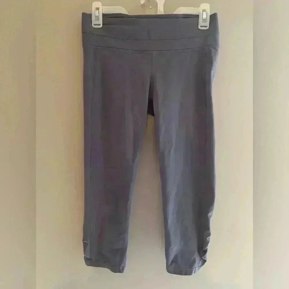 Woman’s Athleta Crop Grey Leggings Size Medium, Excellent Condition - Picture 1 of 6
